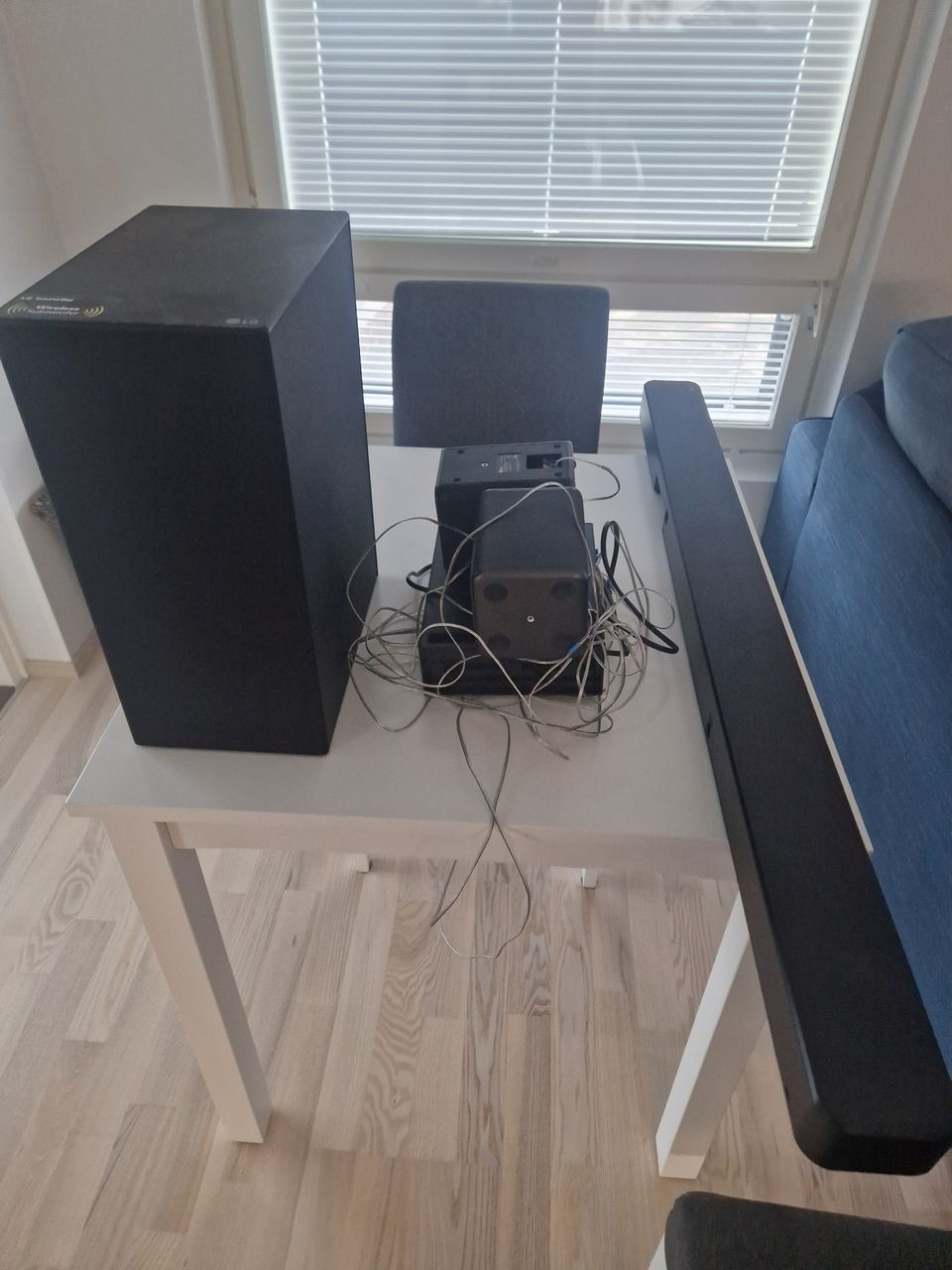 LG SN6Y Soundbar + Subwoofer + takakaiuttimet