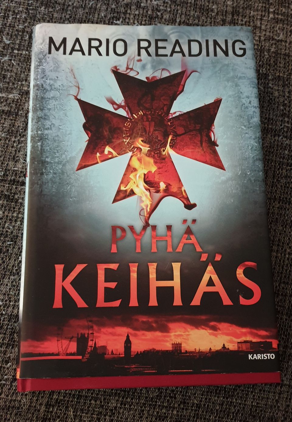 Mario Reading : pyhä keihäs