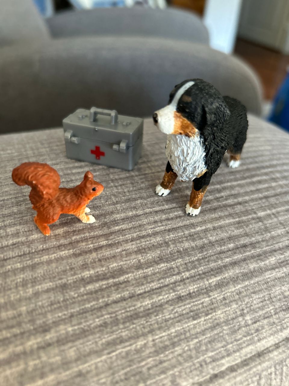 Schleich berninpaimenkoira, orava ja lääkärilaukku