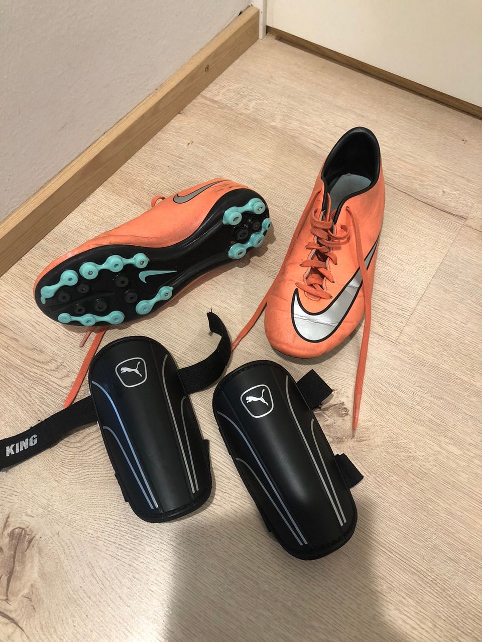 Nike nappikset ja Puma säärisuojat