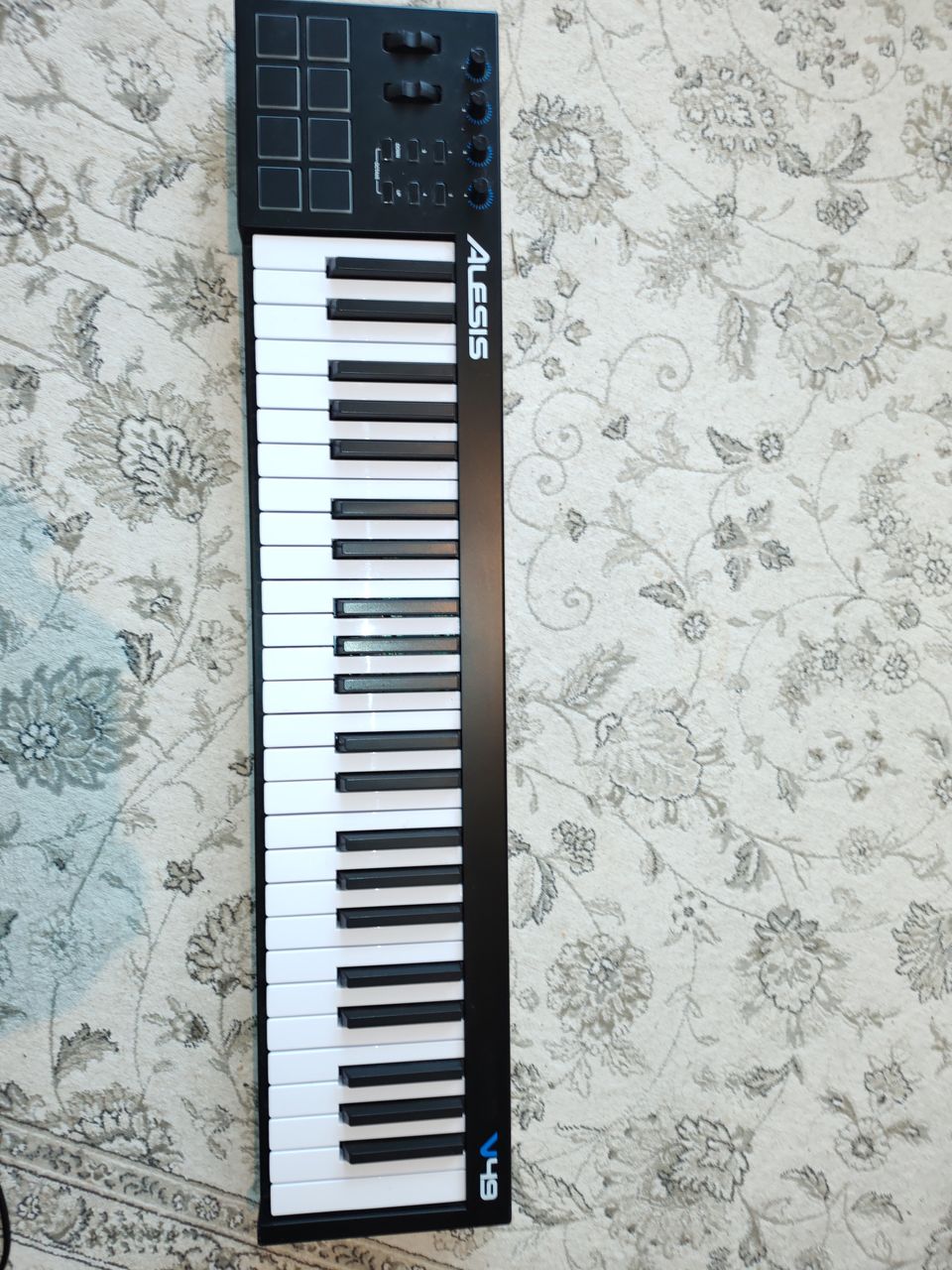 Alesis v49 midi soitin