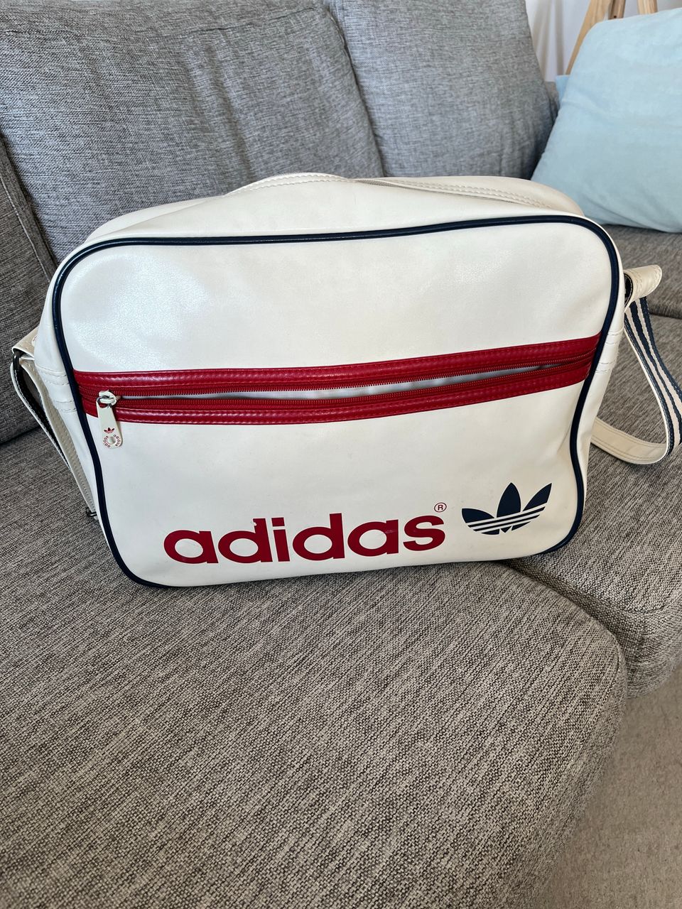 Adidas olkalaukku