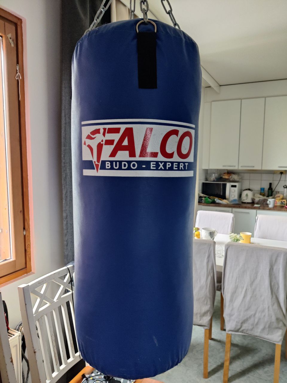 Nyrkkeily sakki tai kick boxing bag+ nyrkkeily hanskat