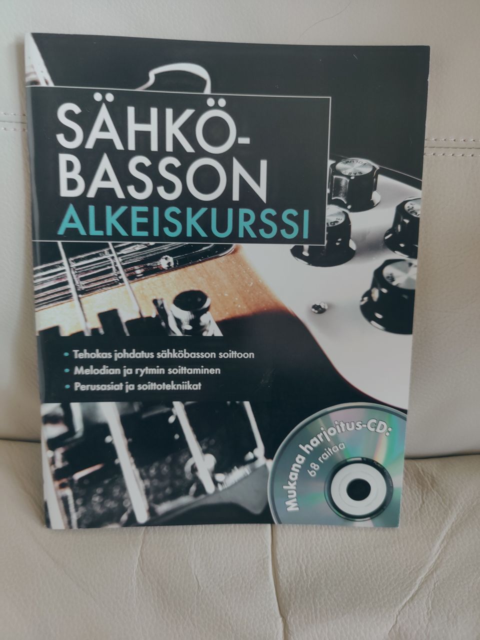 Sähköbasson oppikirja ja CD