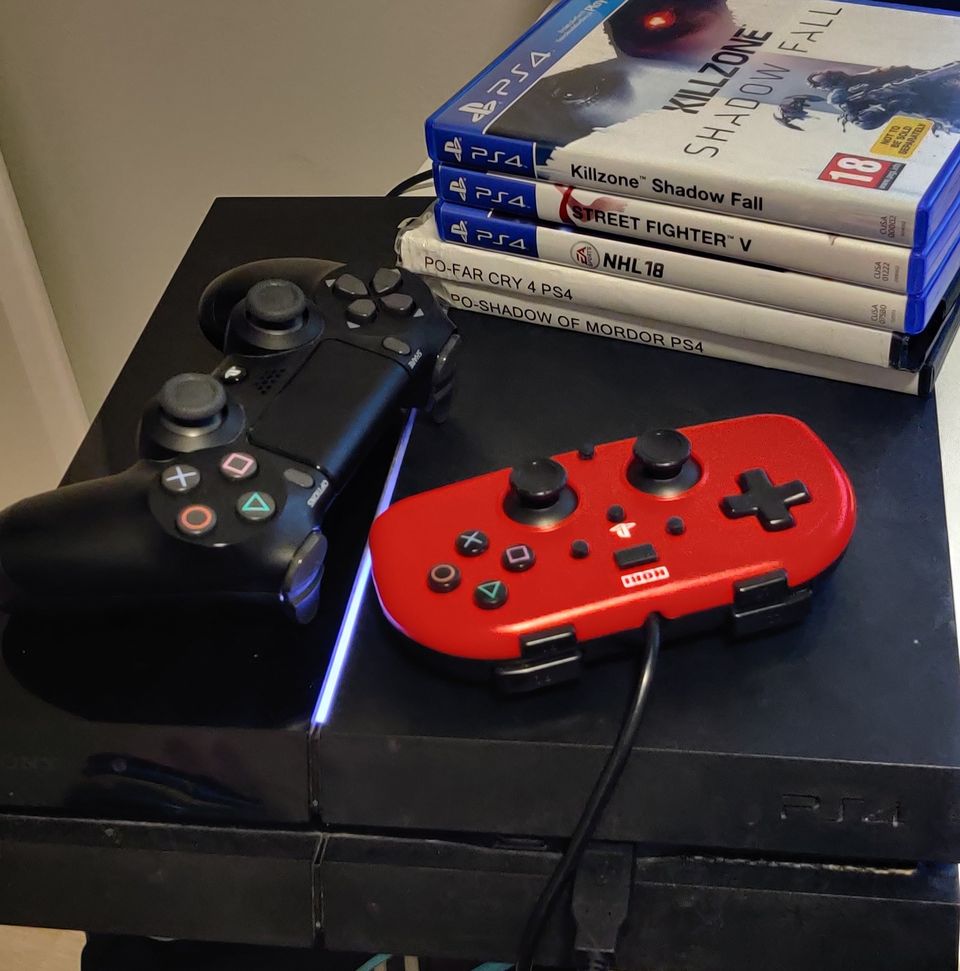 Playstation 4 + ohjaimet + 5 peliä