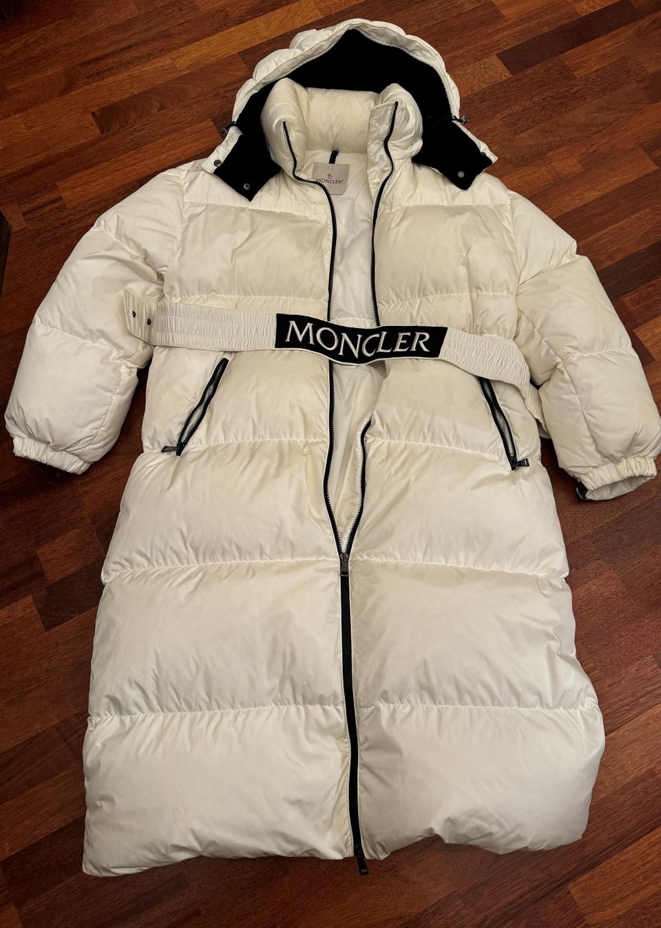 MONCLER pitkä untuvatakki