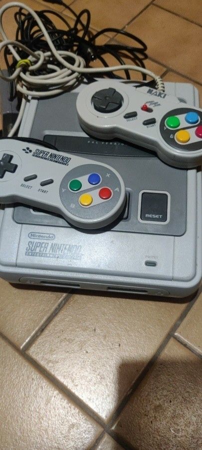 super nintendo ja 2 ohjainta