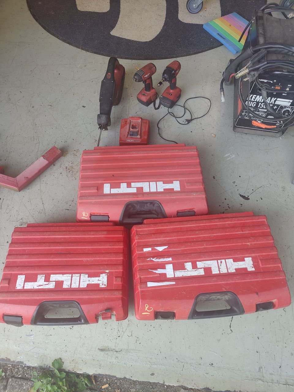 Hilti iskevät ruuvin vääntimet, purkusaha ja laturi