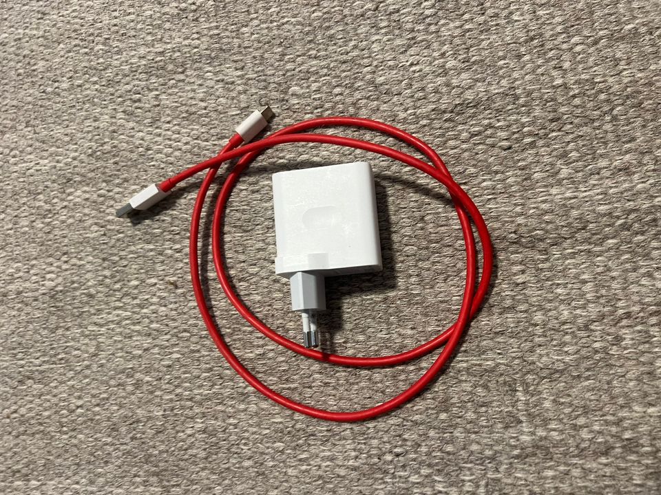 Oneplus Dash Charge laturi. (USB A-USB C)