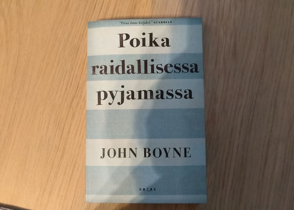 Poika raidallisessa pyjamassa