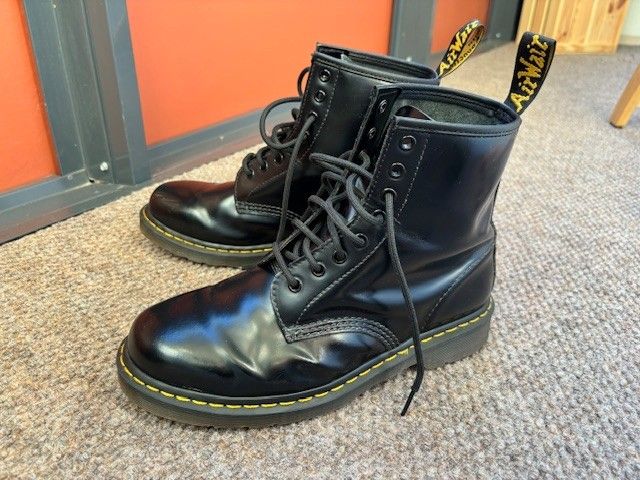 Hyväkuntoiset Dr. Martens nahkamaiharit koossa 42, Unisex