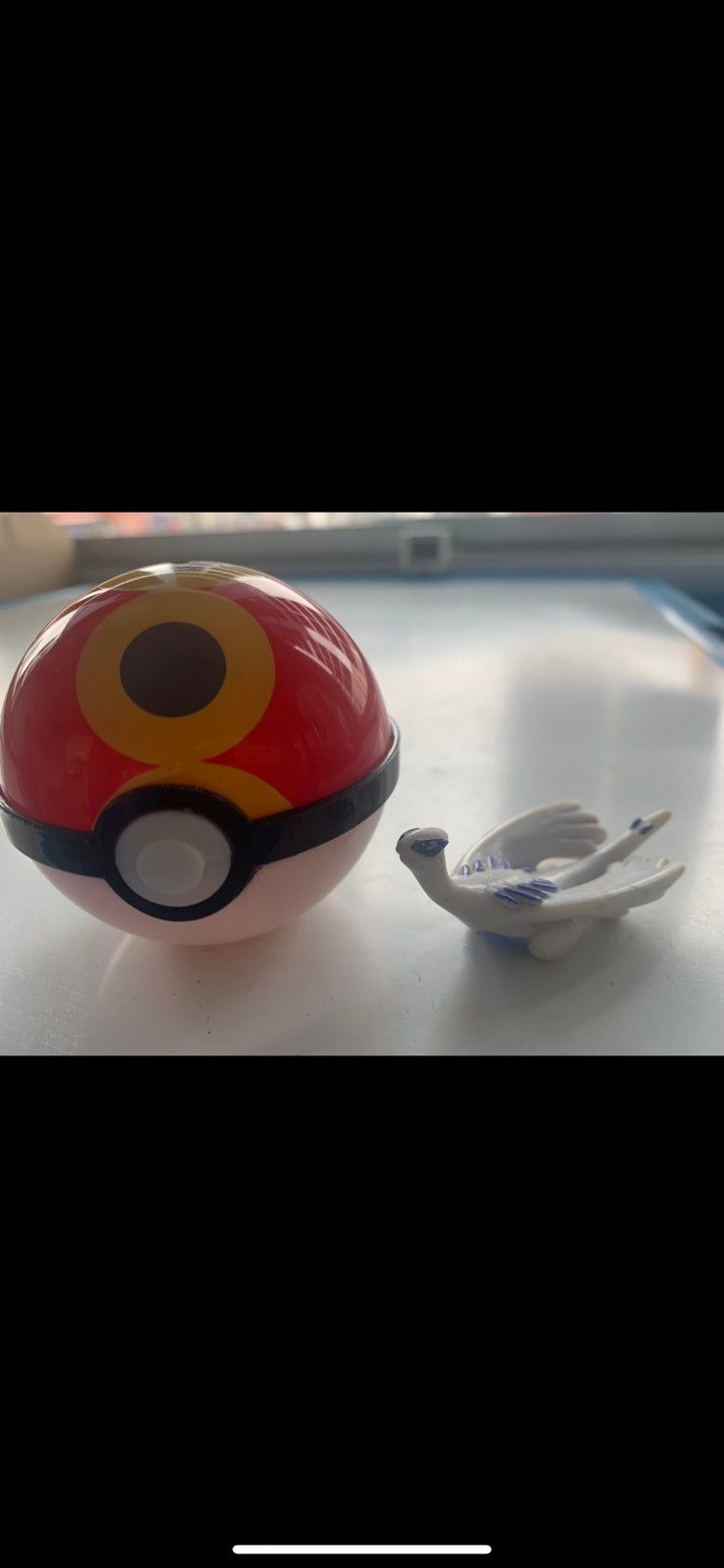 Pokémon Nintendo pallo ja figuuri