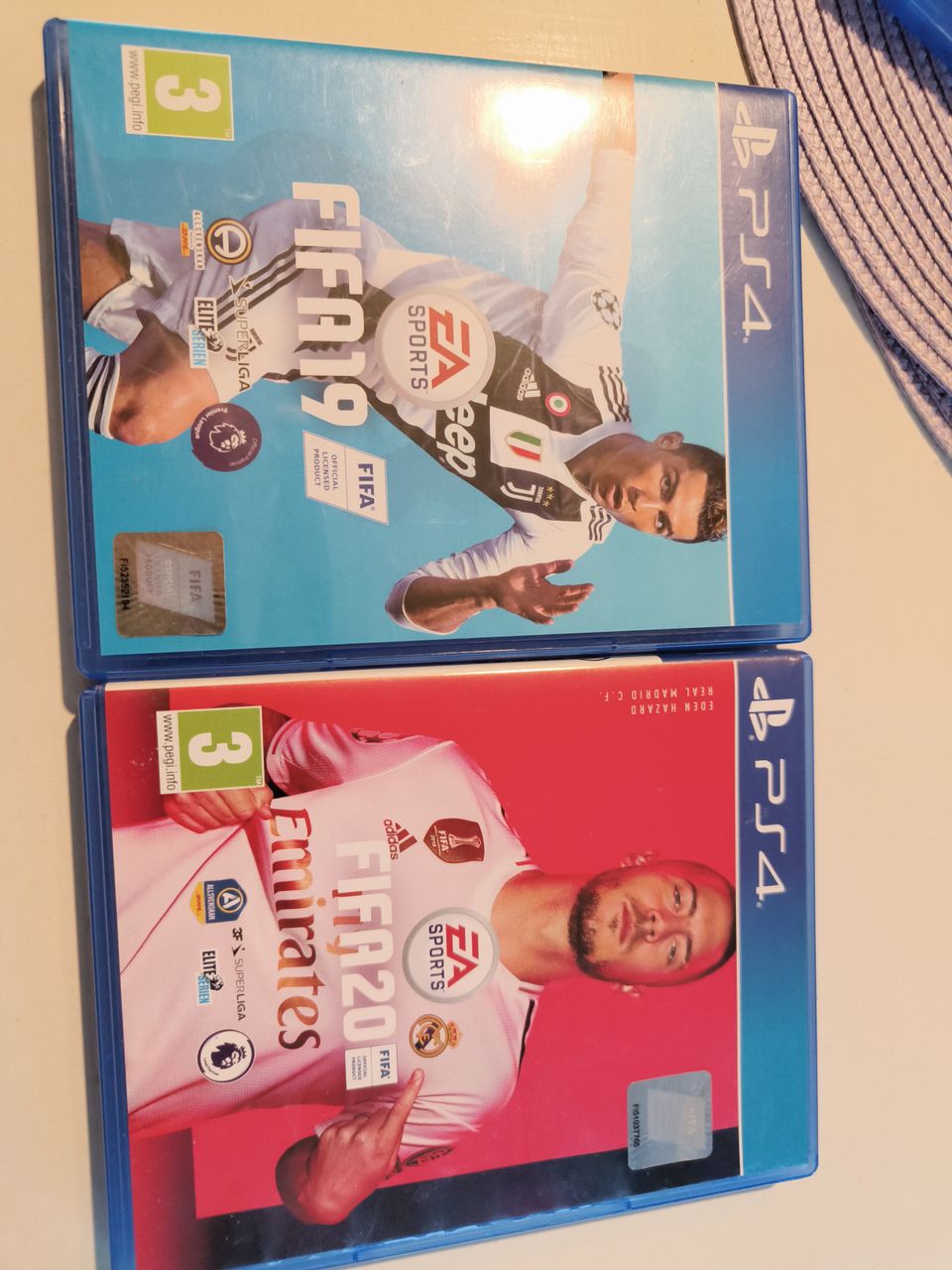 PS4 FIFA 19 ja 20 pelit