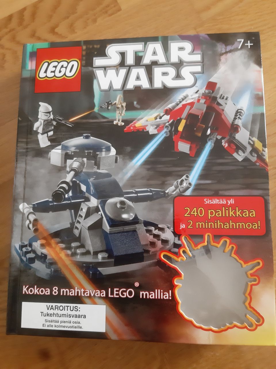 Lego Starwars kirja ja legoja