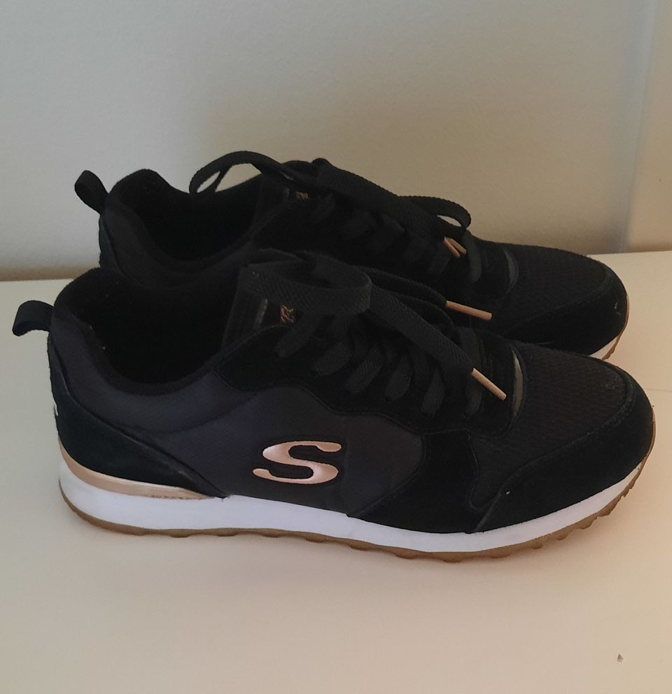 Skechers wide fit memory foam -lenkkarit.