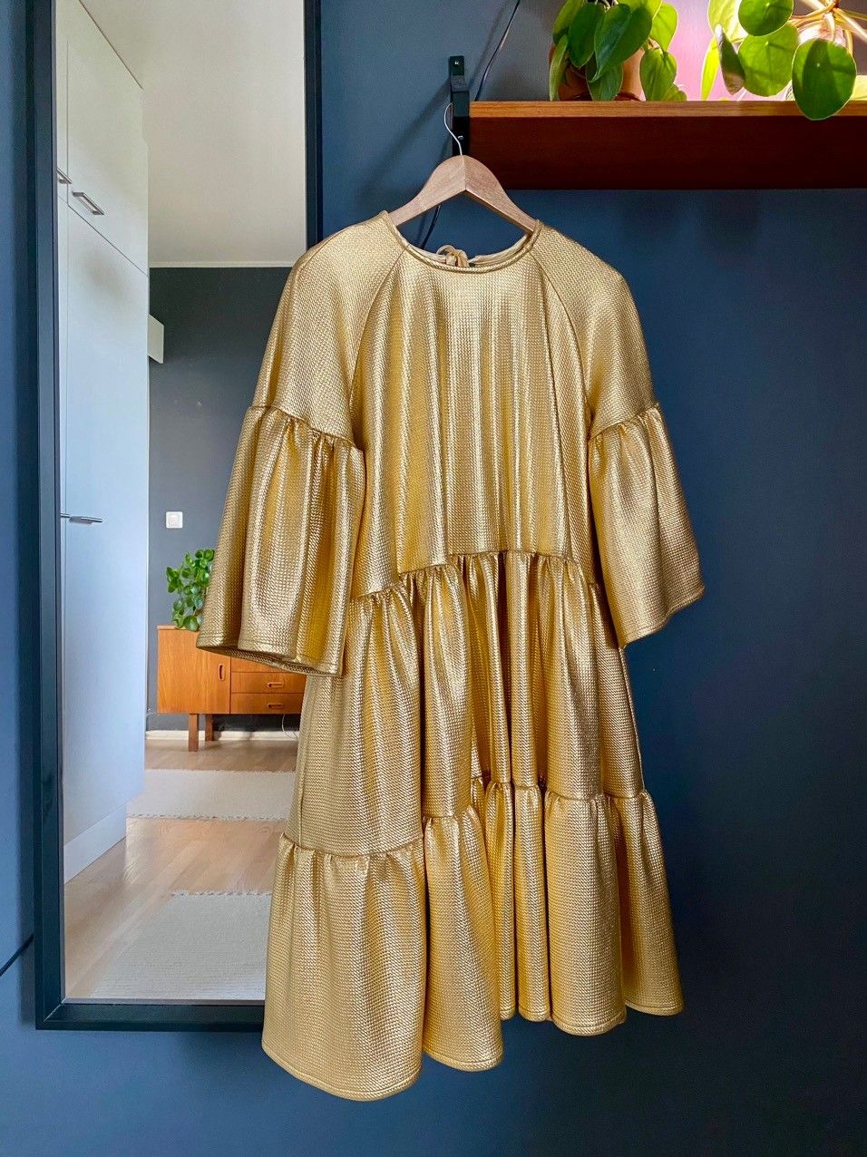 V: Miia Halmesmaan LUSH DRESS GOLD