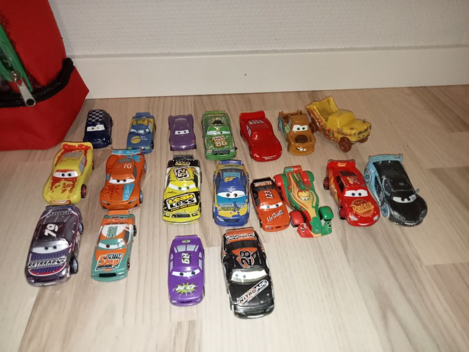 Disney Pixar Cars sarjan autoja 19kpl + säilytysreppu.🏎️🚗💚