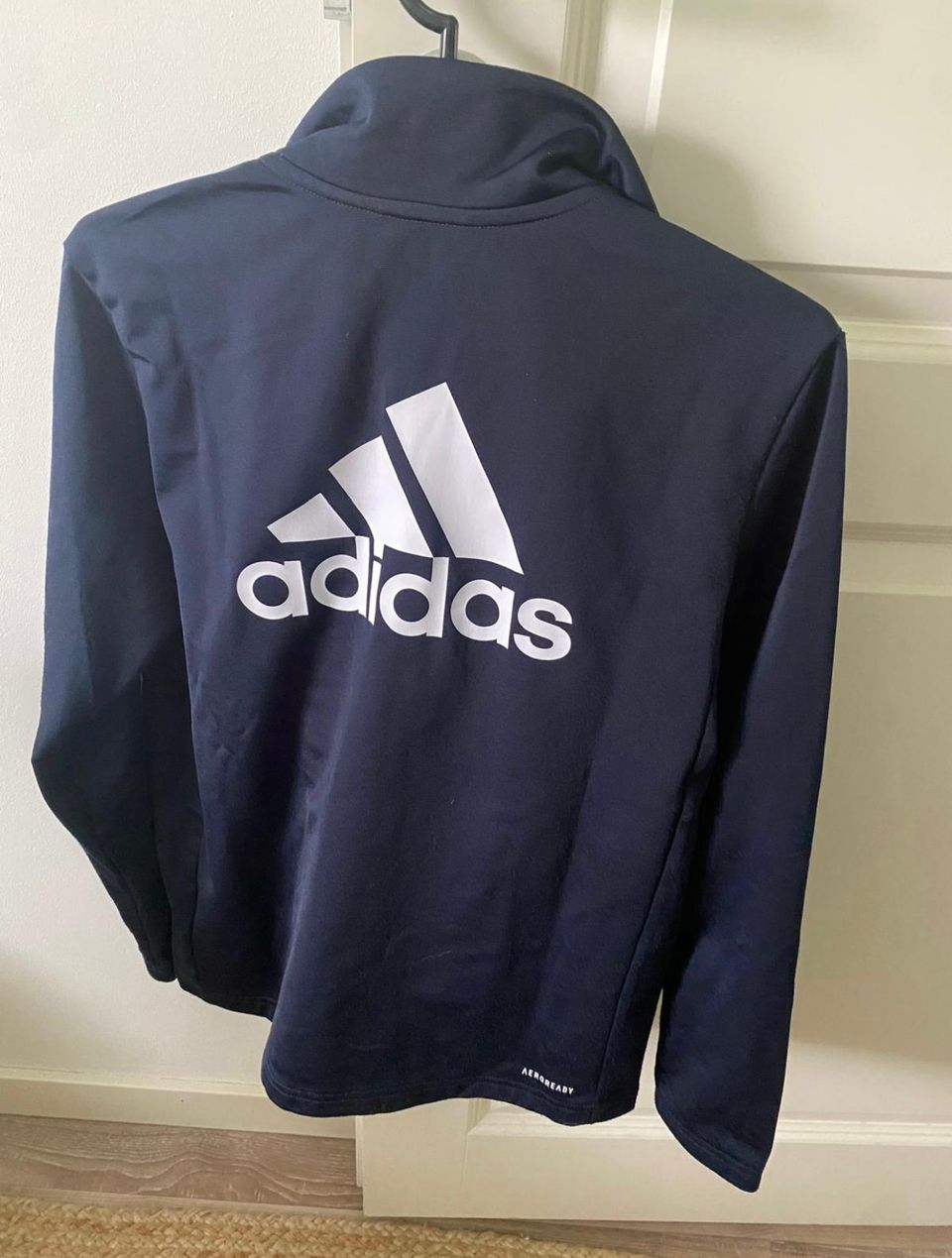 Sininen Adidas verryttelyasu