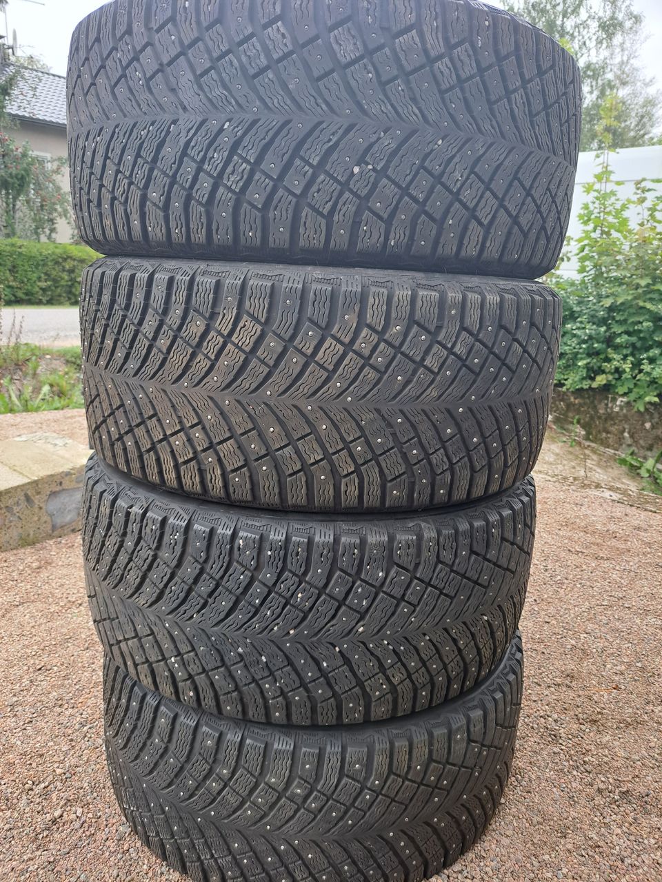 Näyttävät 255/40 R19 Nastarenkaat