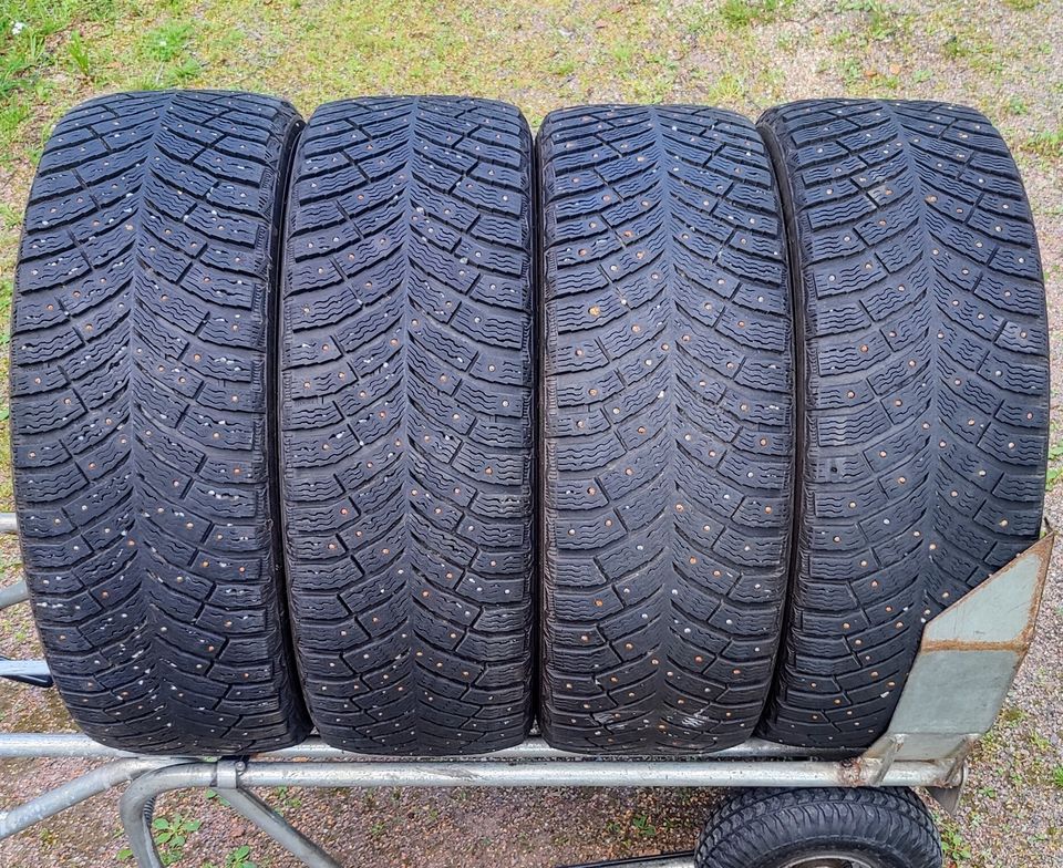 215/55R17 Michelin X-Ice North 4 nastakumit