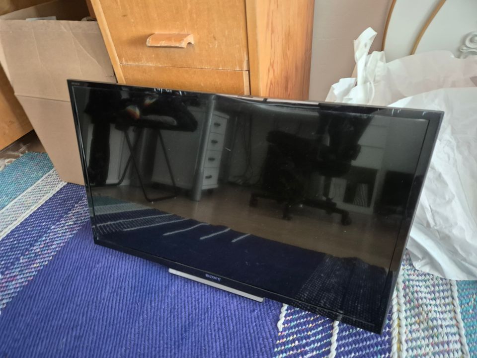 Sony 32" taulutelevisio seinä kiinnityksellä