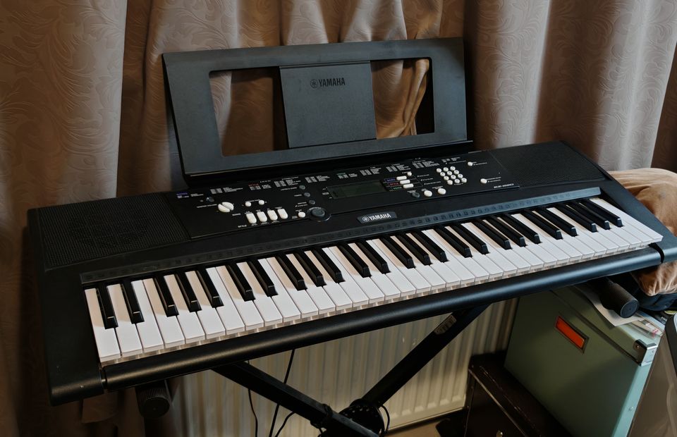 Yamaha EZ-220 + jalusta