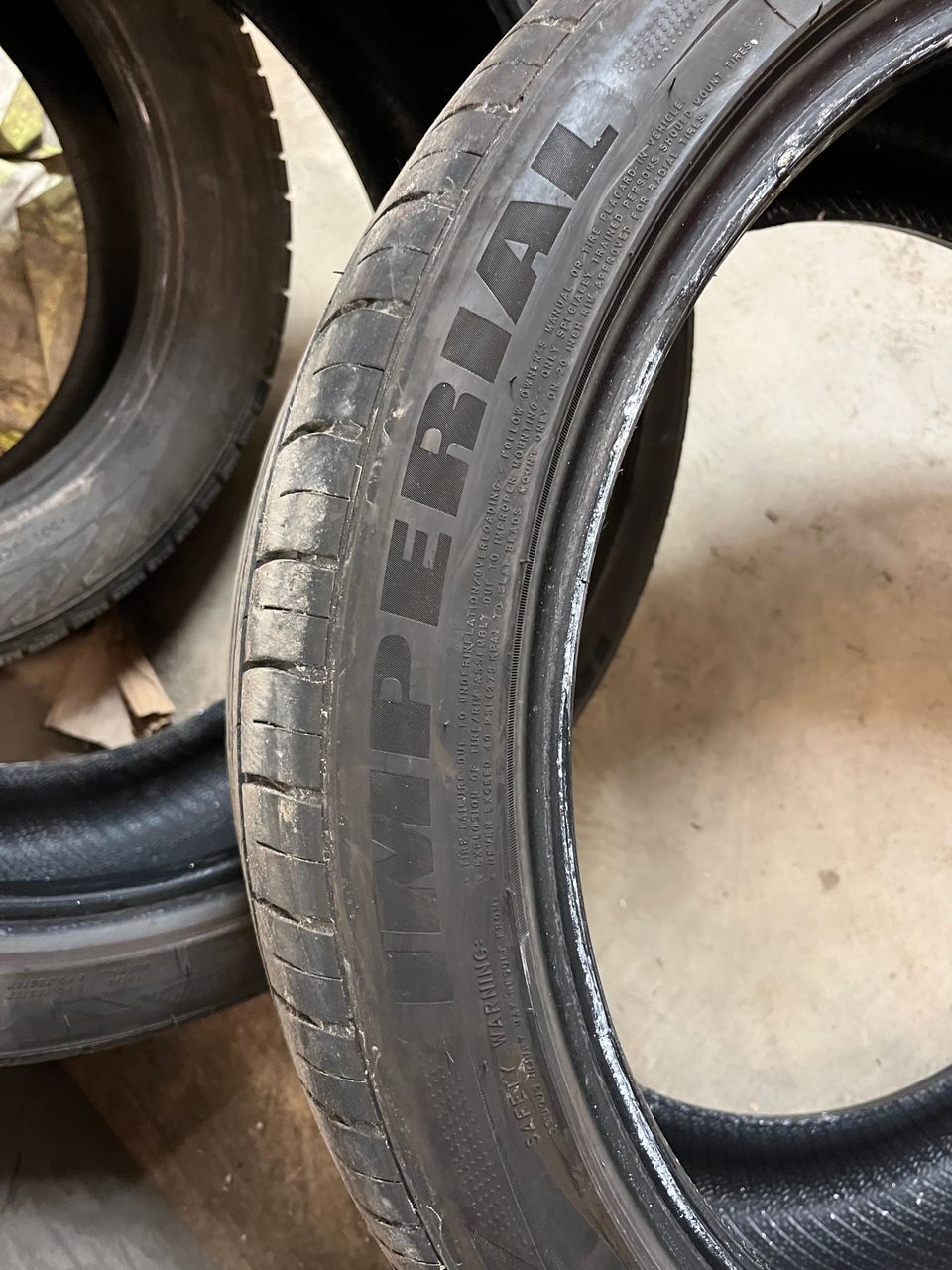 Kesärenkaat 245/40R20