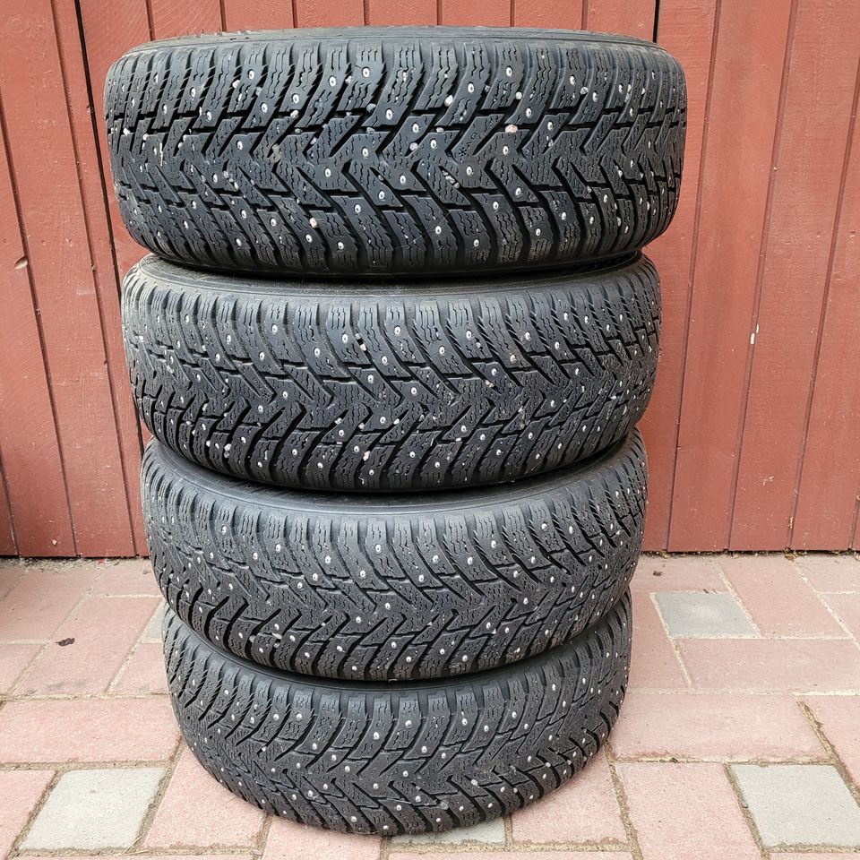 Myydään nastarenkaat hakkapeliitta 8. 205/60 R16.