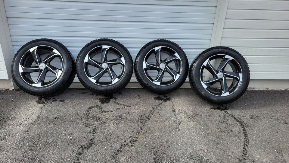 Audi A6 OEM 17" vanteet hyvillä Pirellin nastarenkailla