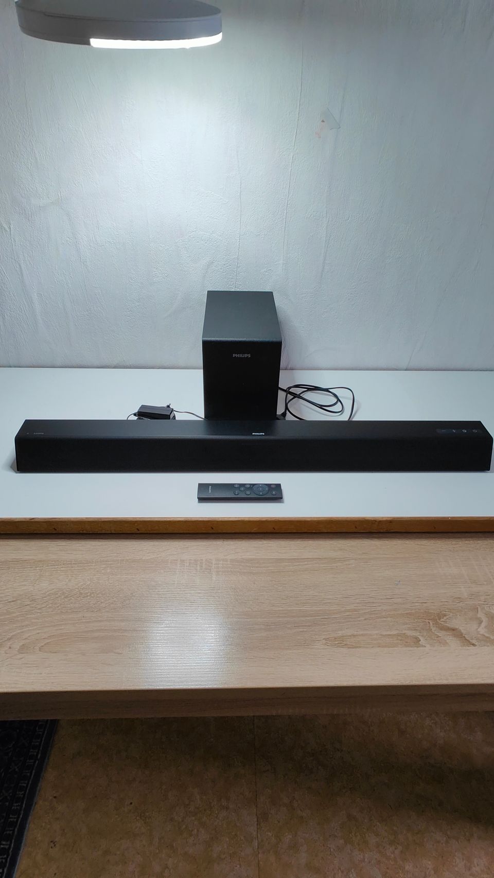 Hyvä ja siisti Soundbar Philips.