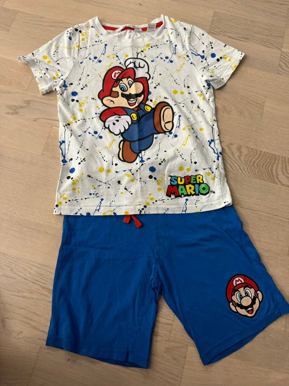 Super Mario yöpuku 122/128 cm