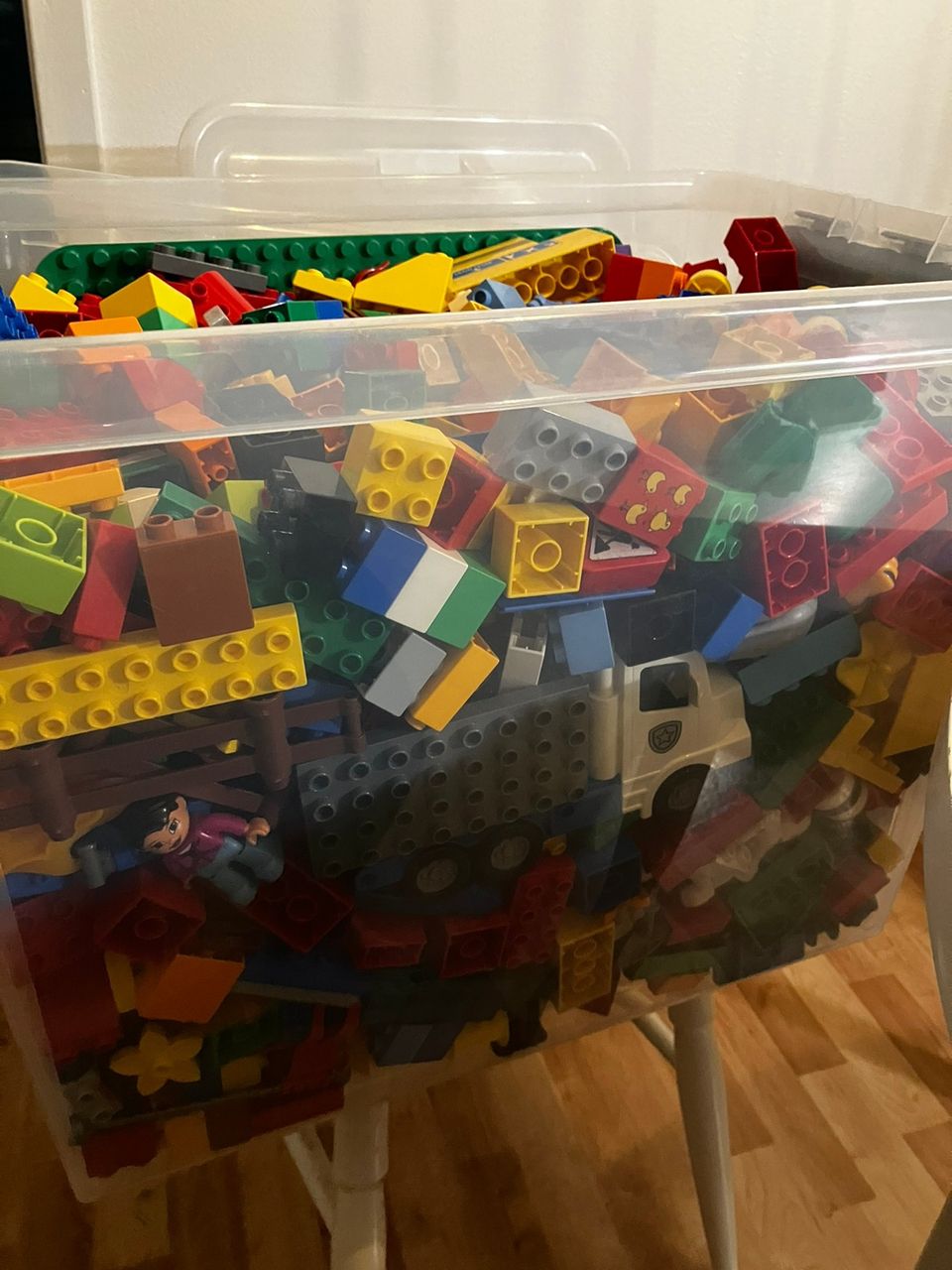 Iso laatikollinen Duplo legoja