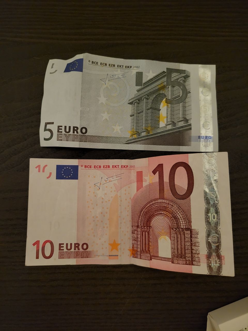 5€ ja 10€ euroseteleit. Vanha sarja.