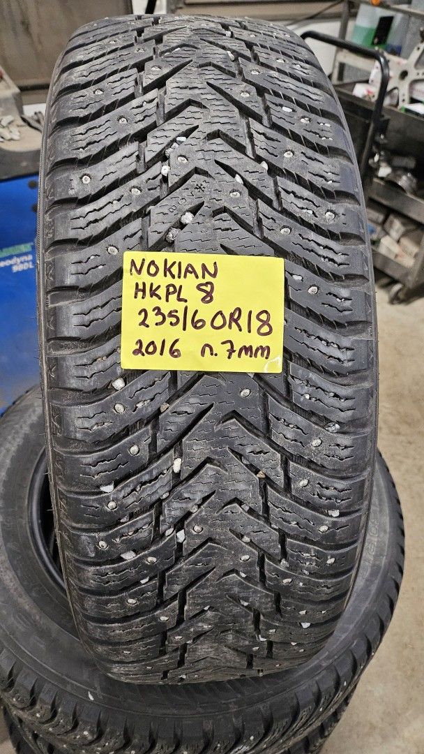 Käytetyt nastarenkaat 235/60R18 Nokian Hakkapeliit