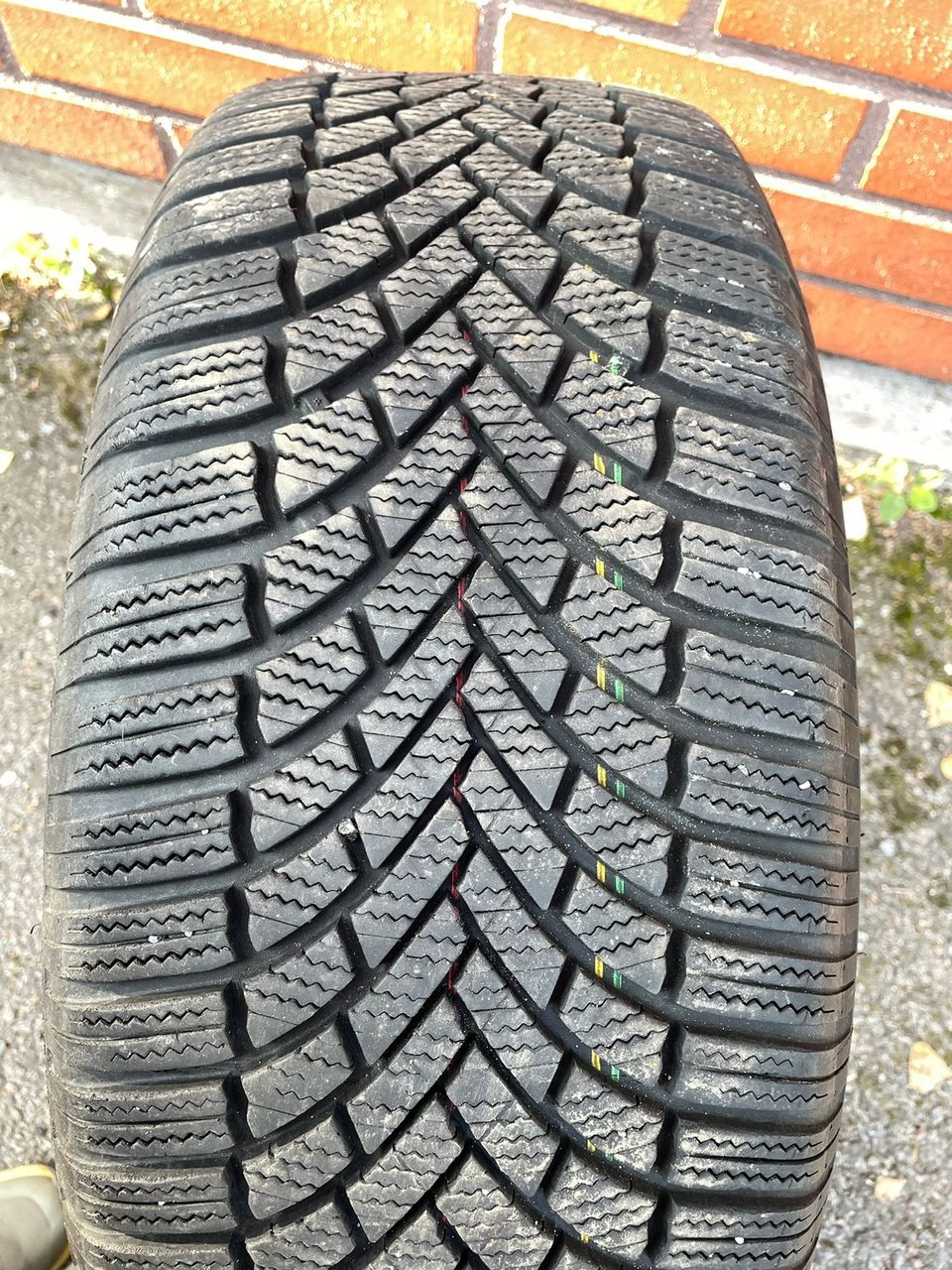 Hyväkuntoiset kitkarenkaat, Bridgestone Blizzak 235/55R18