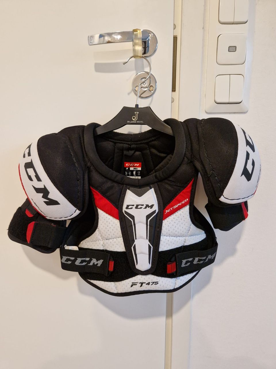 Hartiasuoja/rintapanssari CCM Jetspeed FT475 JR small (127-137cm pelaajalle)