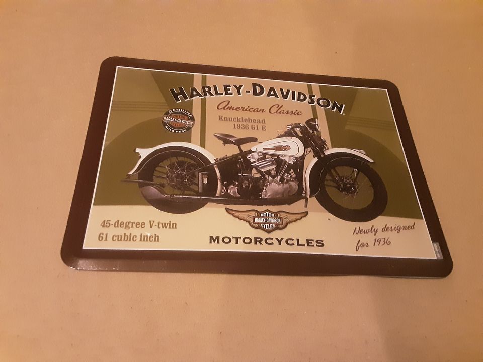 Kaksi Harley Davidson peltitaulua