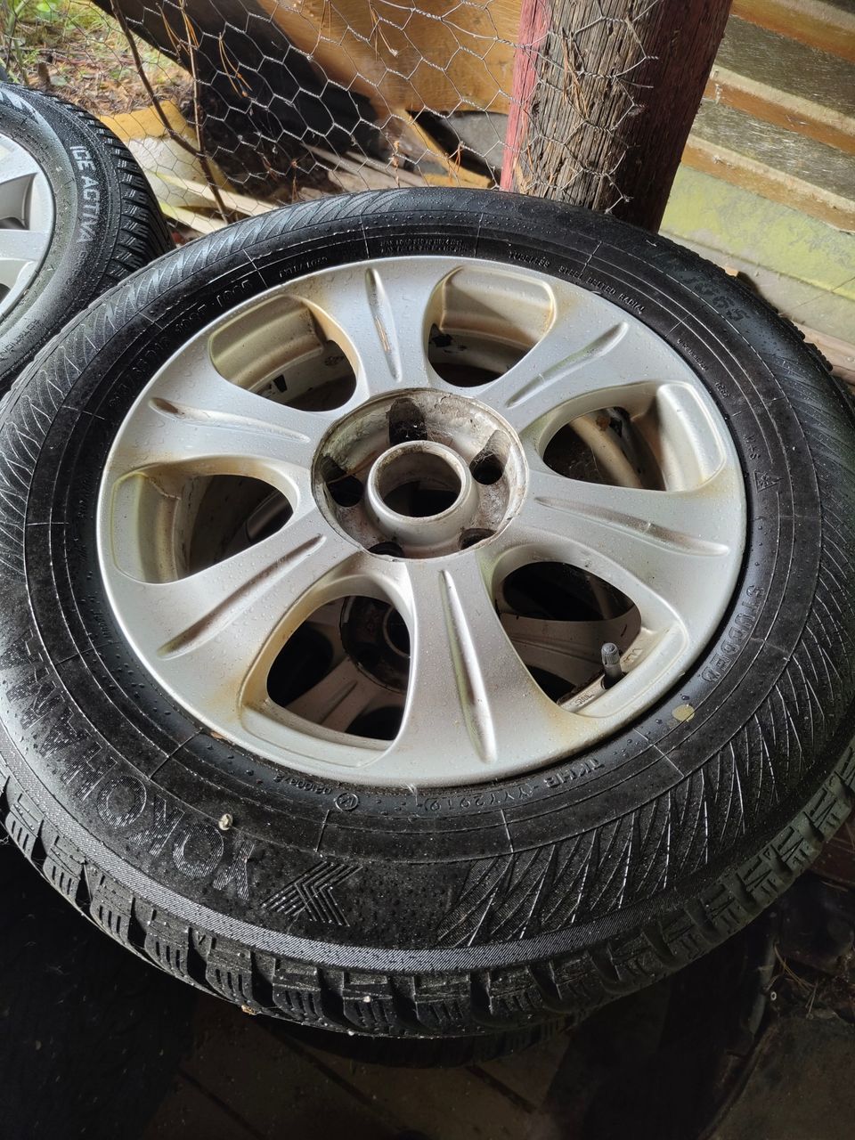 Nastarenkaat vanteilla 215/65R16