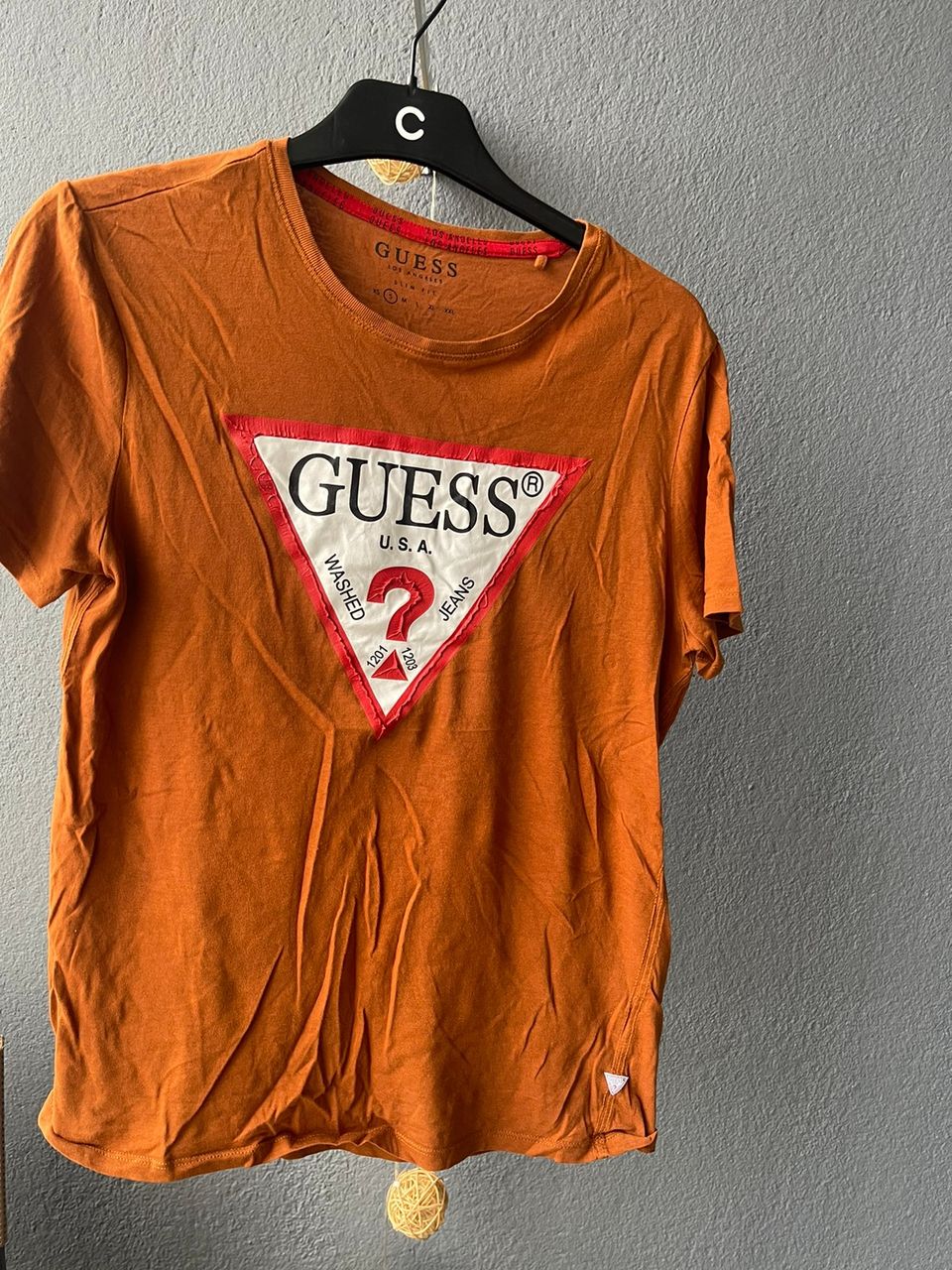 Sinapin värinen guess t.paita