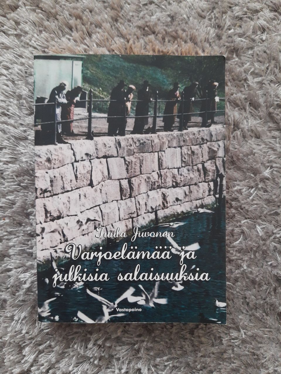 Tuula Juvonen: Varjoelämää ja julkisia salaisuuksia (Vastapaino 2002)