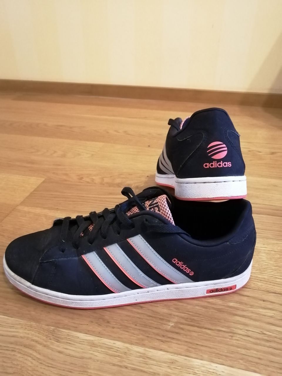 Miesten Adidas kengät 43 1/3