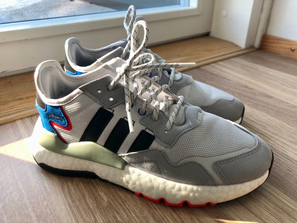 Adidas sneakerit