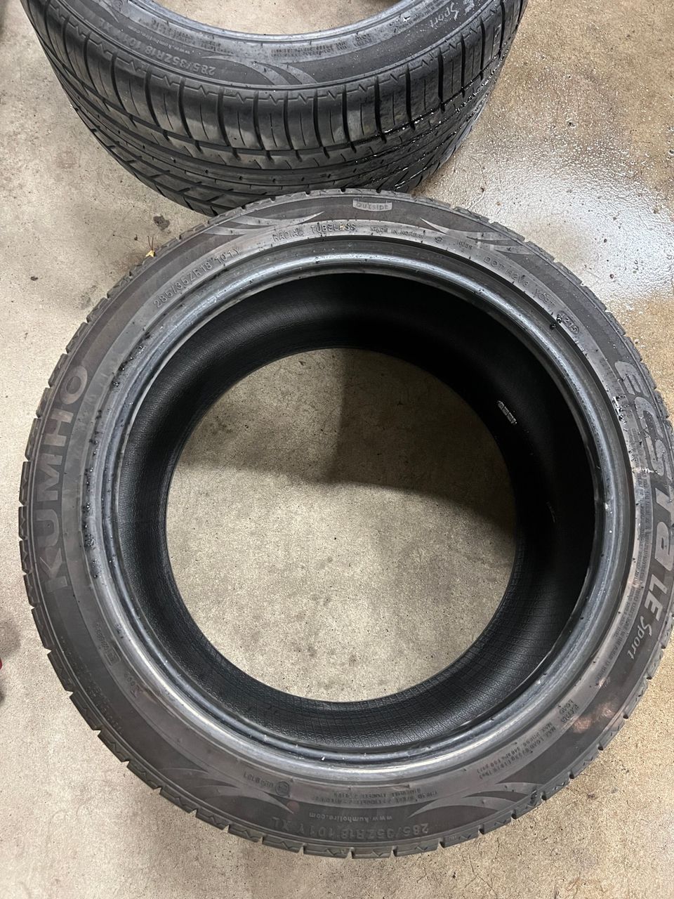 Myydään 285/35r18 renkaat