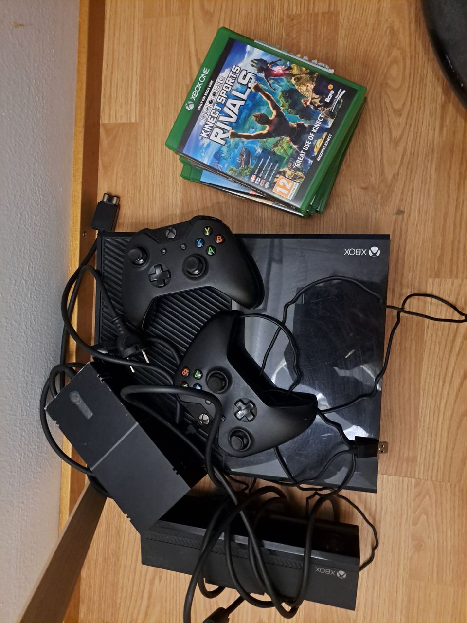 Xbox One+kinect+2 ohjainta+8peliä