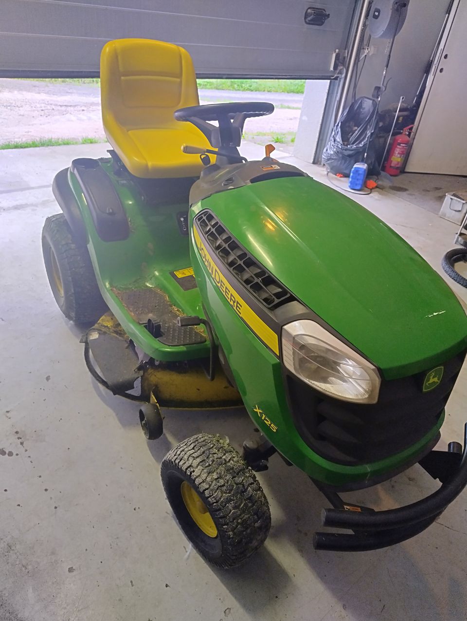 John Deere X125 päältä ajettava ruohonleikkuri