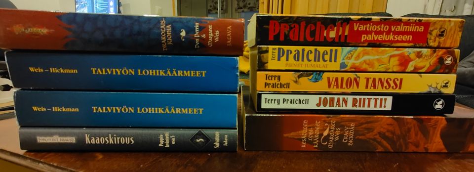 Fantasiakirjoja (mm. Weis, Pratchett, Salvatore)