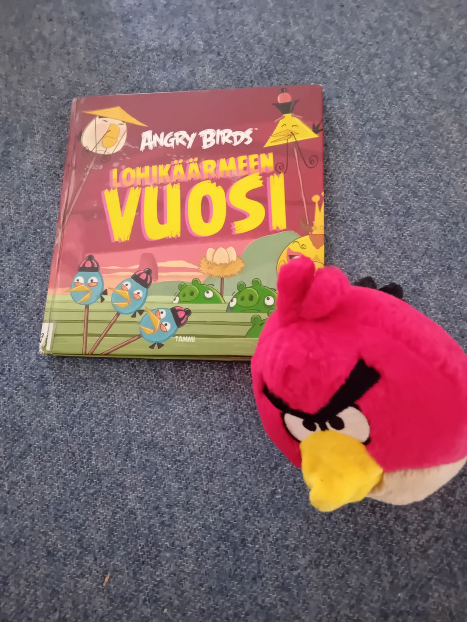 Angry birds pehmolelu ja kirja