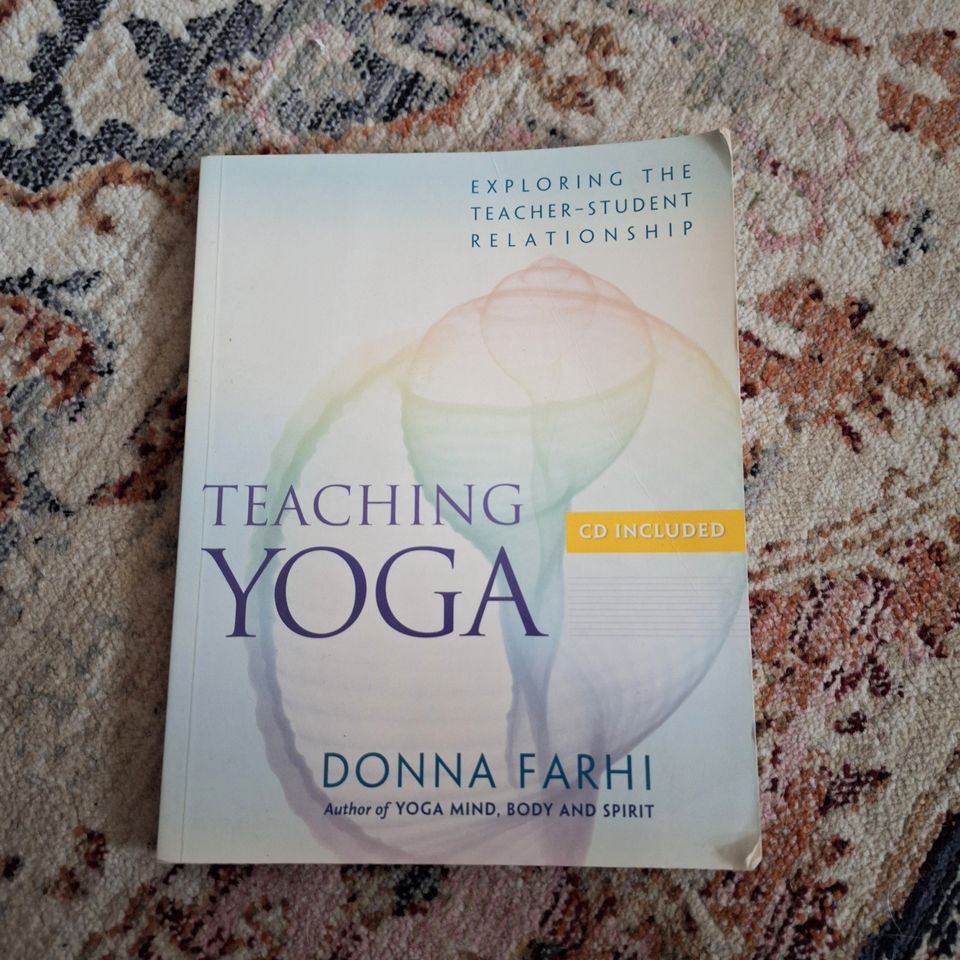 Teaching yoga / Donna Farhi