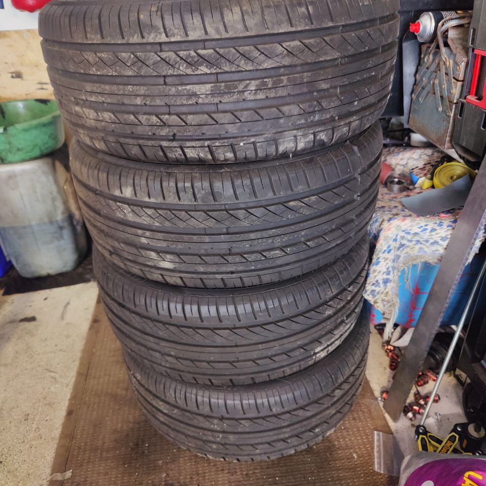 Kesärenkaat 225/40R18 lähes uudet