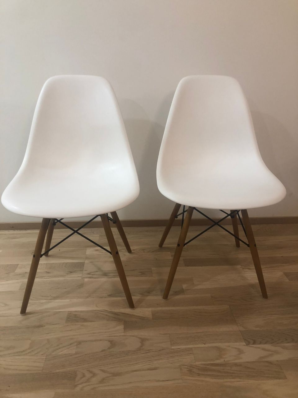 Vitra Eames DSW tuoli, valkoinen.